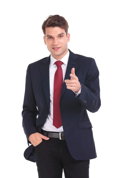 Joven hombre de negocios guapo apuntando a la cámara . — Foto de Stock