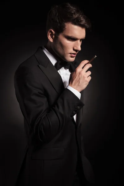 Mladý muž, držící cigaretu v ruce. — Stock fotografie