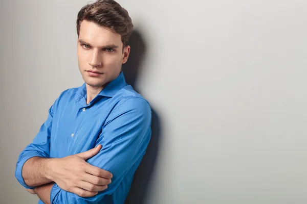 Young man holding his hands crossed. — Stock Photo, Image