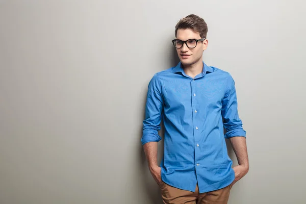 Bonito homem de moda segurando as mãos nos bolsos . — Fotografia de Stock