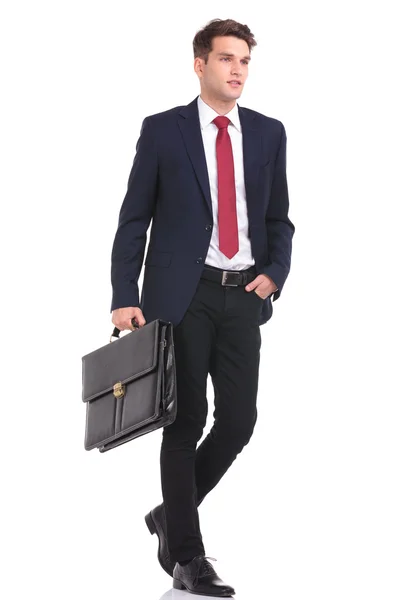 Jeune homme d'affaires marchant avec sa main dans la poche — Photo