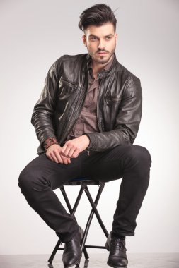 çekici genç casual adam uzağa arıyorsunuz