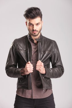  yakışıklı delikanlı deri ceketini çekerek 