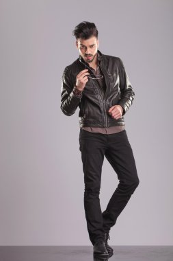 yakışıklı adam stüdyo arka plan üzerinde ayakta