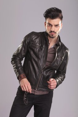 güneş gözlüğü gibi birinin yakışıklı casual adam