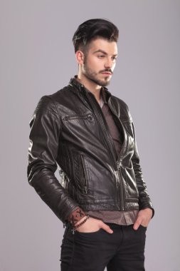 yakışıklı bir genç casual adam yan görünüm