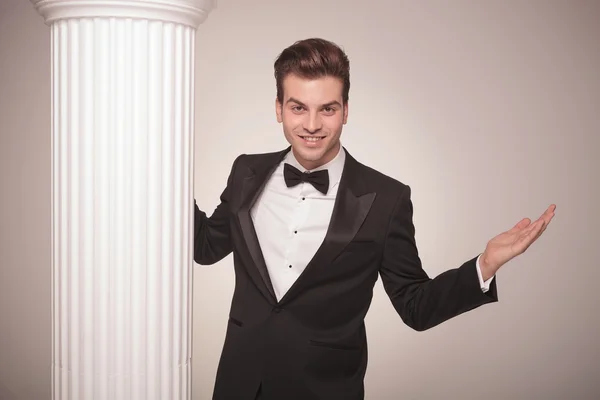 Hombre de negocios elegante guapo sonriendo y dándole la bienvenida — Foto de Stock