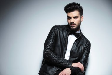 yakışıklı iş adamı uzak kameradan arıyorsunuz