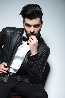 çene için elini tutarak iş adamı