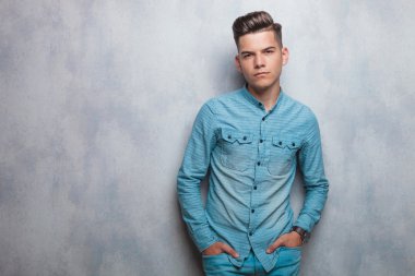 Elleri ceplerinde tutan genç casual adam 