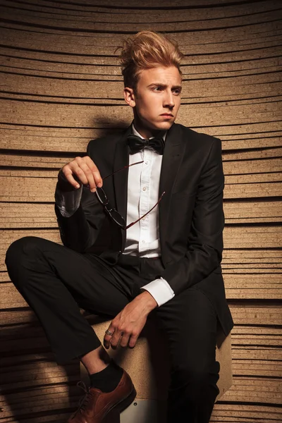 Блондин молодой элегантный мужчина, сидящий на стуле — стоковое фото