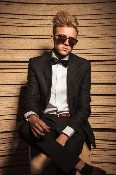 Junger Geschäftsmann sitzt mit gekreuzten Beinen — Stockfoto