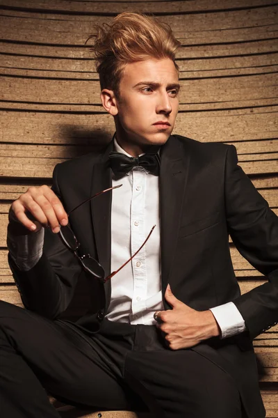 Elegant young business man looking away — Stok fotoğraf