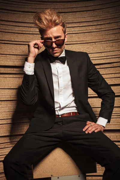 Elegant blond business man taking off his sunglasses. — Stock fotografie