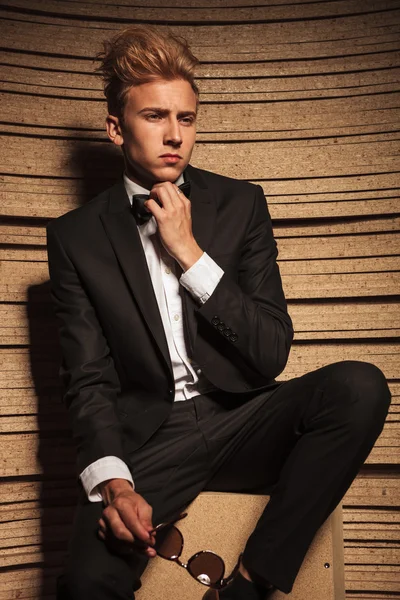 Молодий бізнесмен фіксує свою краватку — стокове фото
