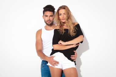 genç adam kız arkadaşı arkadan tutan.