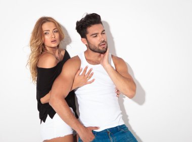 Yakışıklı casual adam peting onun sakalı 