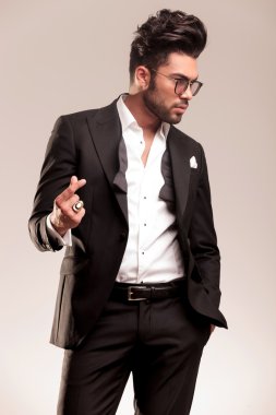 Parmaklarını yapışma çekici genç iş adamı