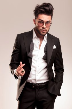 Parmaklarını yapışma genç zarif iş adamı