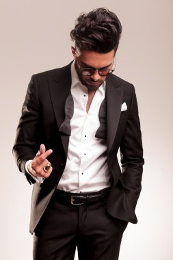 şık iş adamı aşağı bakıyor