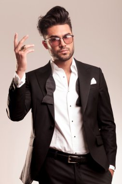 Onun yüzüğünü gösteren yakışıklı genç iş adamı 