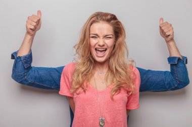 Kadın sevgilisi onun arkasında duruyor iken çığlığı