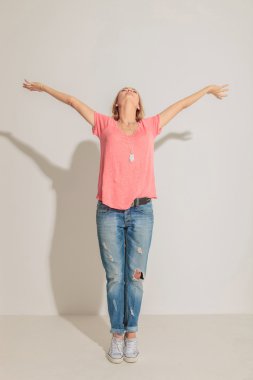 her ikisi de el up, tutan casual kadın kutluyor.