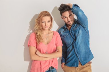 Çekici bir genç adam onun saç sabitleme 