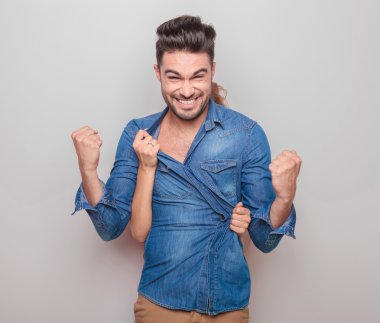 Yakışıklı genç adam kutluyor 