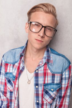 gözlük takan sıradan genç adam.
