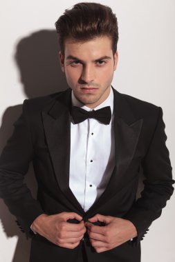 Kameraya bakarak çekici iş adamı