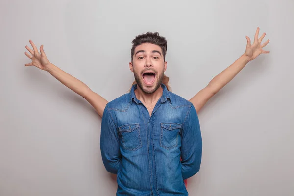 Young casual man screaming — Stock Photo, Image