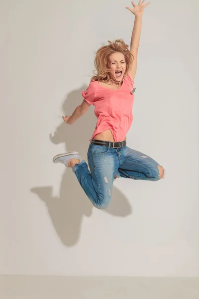 Elleri havada atlama kadın çığlık — Stok fotoğraf