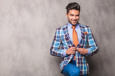 Ceketini kapanış genç iş adamı.