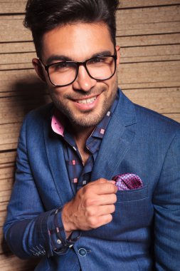 Ceketini sabitleme yakışıklı genç 