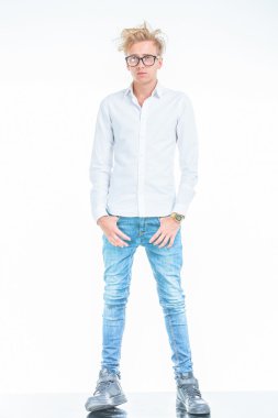 moda adam ceplerinde başparmaklarını tutarak ayakta.