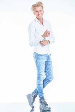 Genç casual adam onun kol tamir ederken ayakta.