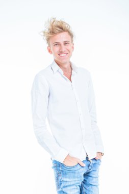 Gülümseyen genç moda erkek yan görünüm