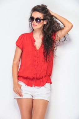 Güzel genç kadın saçlarını sabitleme 