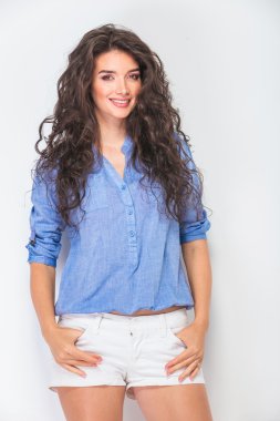 Kameraya gülümseyen mutlu genç kadın