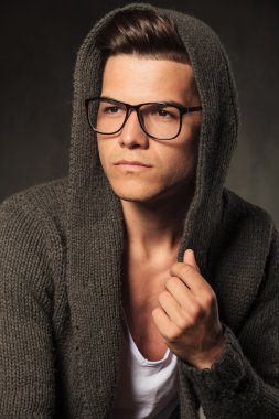 Gri bir kapüşonlu dalgın genç adam. 