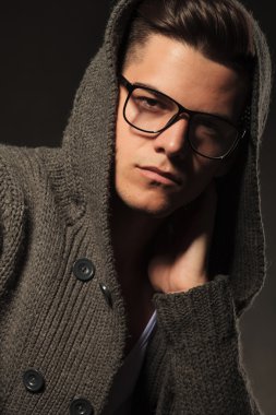Boynuna bir ele sahip genç moda adam 