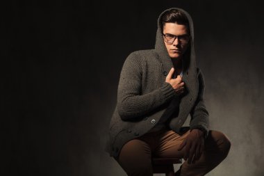 Moda adam kazağını çekerek.