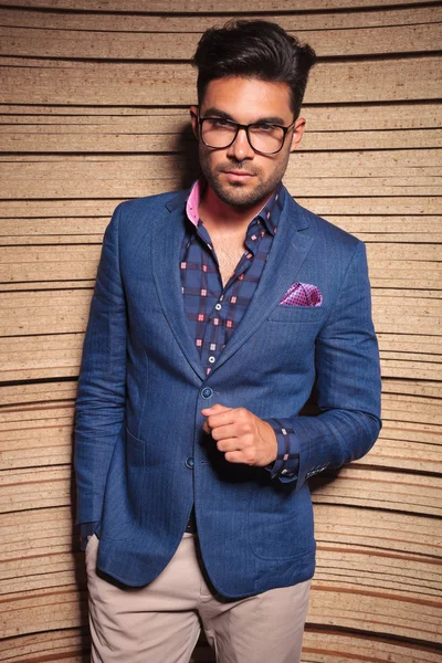 Young fashion man posing on wood background — Stock Photo, Image