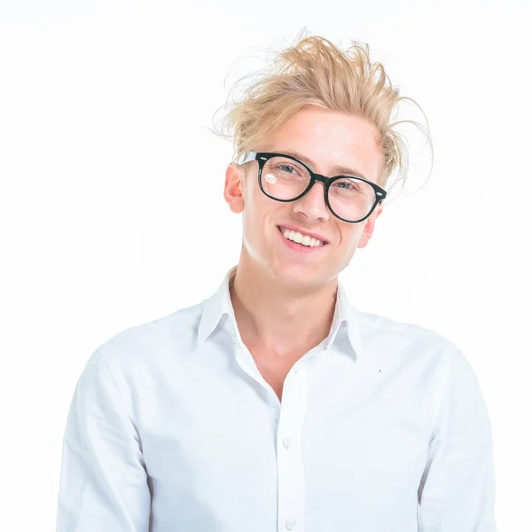 Jovem sorridente vestindo óculos e uma camisa branca . — Fotografia de Stock