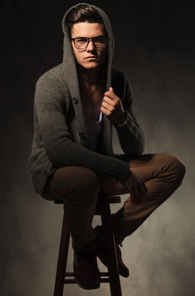 Casual young man fixing his sweater. — Stock Photo, Image