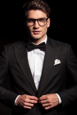 zarif delikanlı ceketini kapanış.