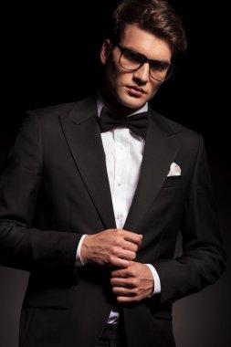 zarif yakışıklı ceketini kapanış 