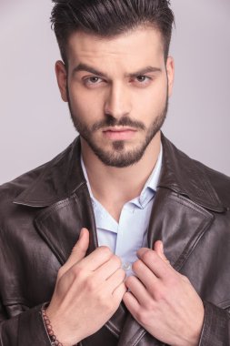 yakasında elini tutan genç iş adamı.