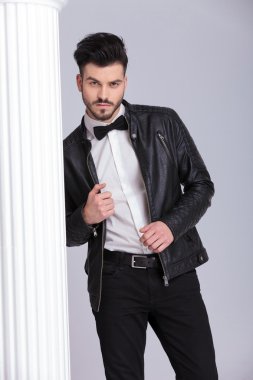 Beyaz bir sütun eğilerek iş adamı 